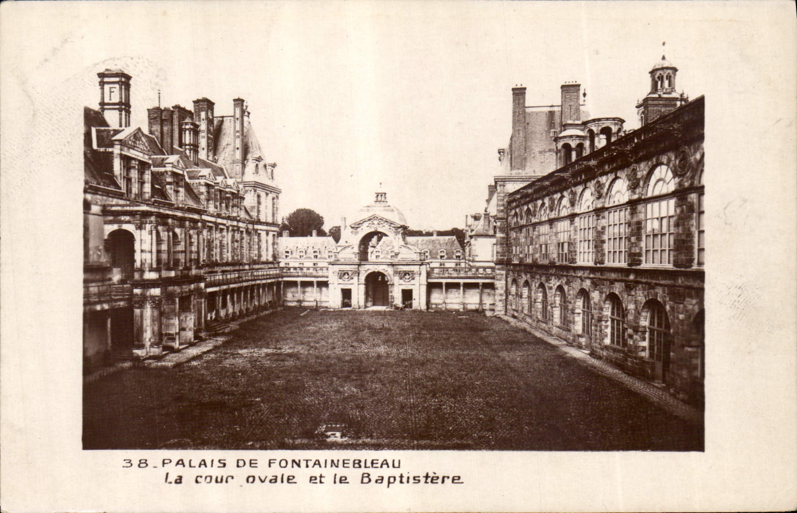 Palais de Fontainebleau — La cour ovale et le Baptistère — Édition des Musées Nationaux, Paris