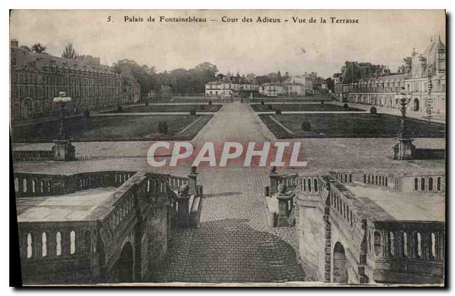 Palais de Fontainebleau — Cour des Adieux — Vue de la Terrasse