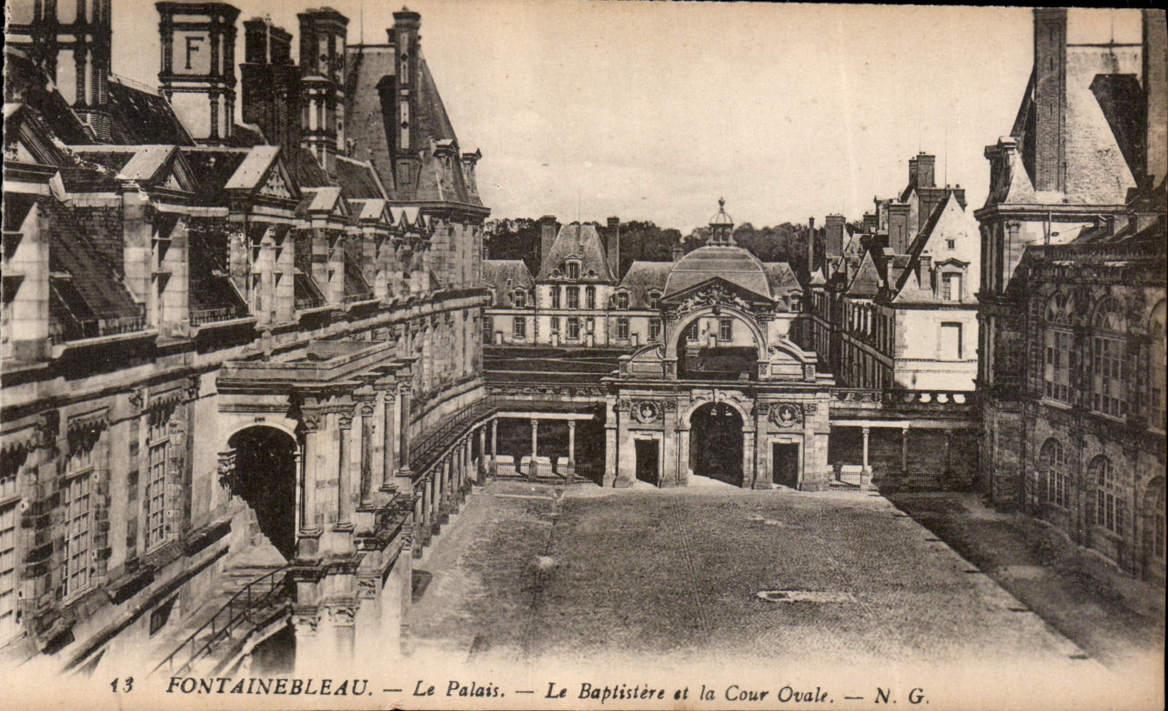 Fontainebleau — El Palacio — El Bautisterio y la Corte Ovalada — N.G.