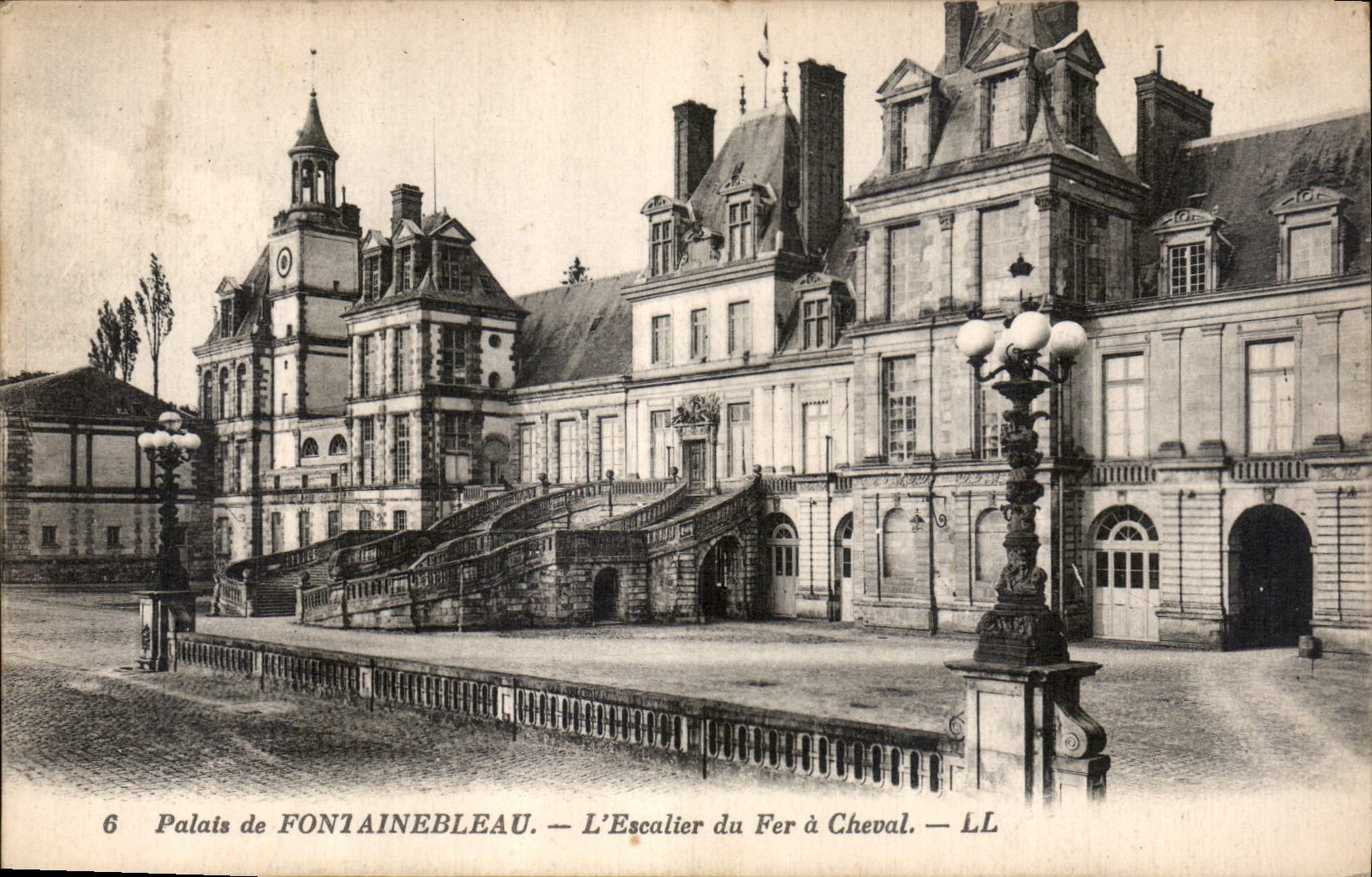 Palais de FONTAINEBLEAU — L'Escalier du Fer à Cheval — LL