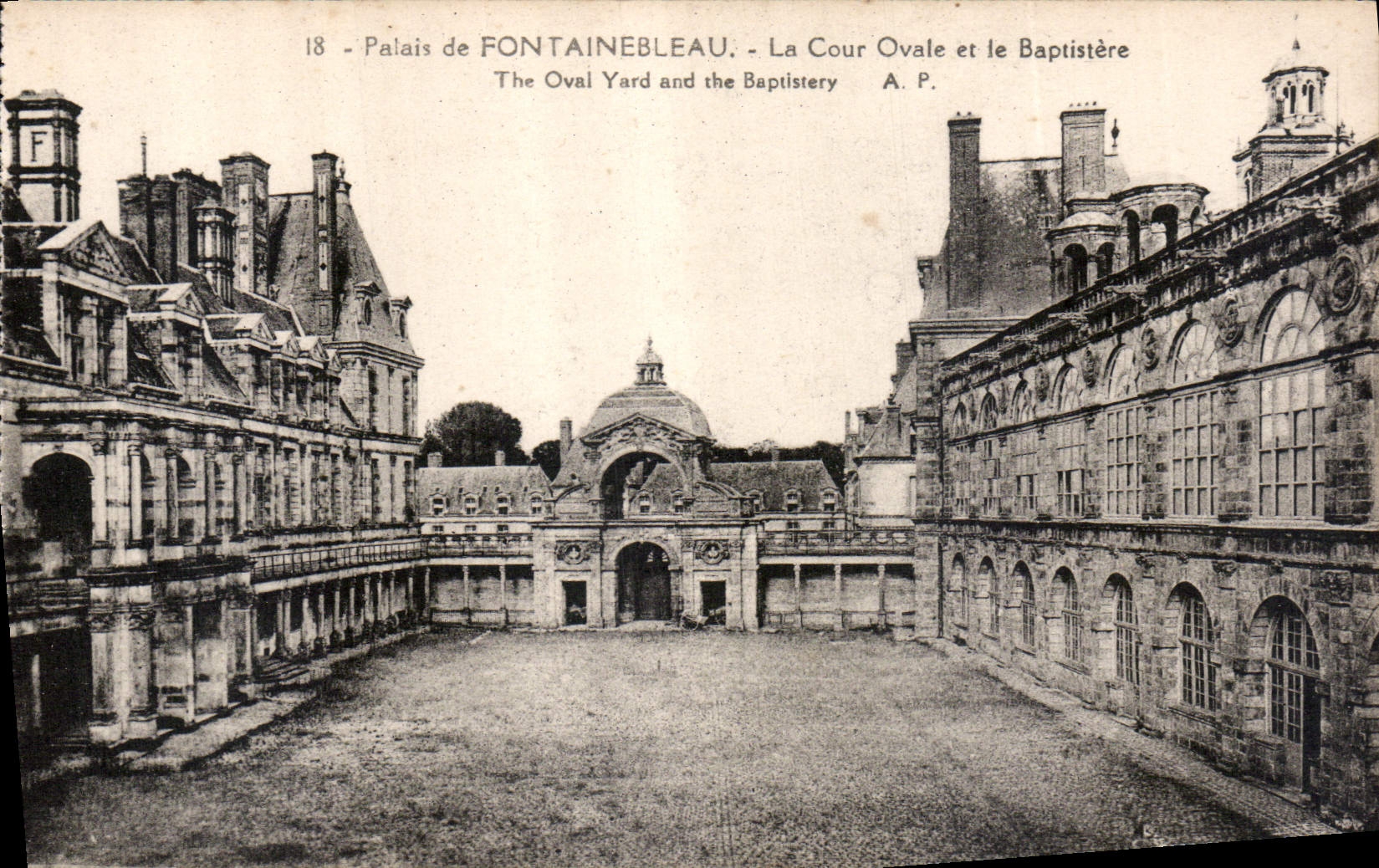 CPA Palais de Fontainebleau La Cour Ovale et le Baptistere 