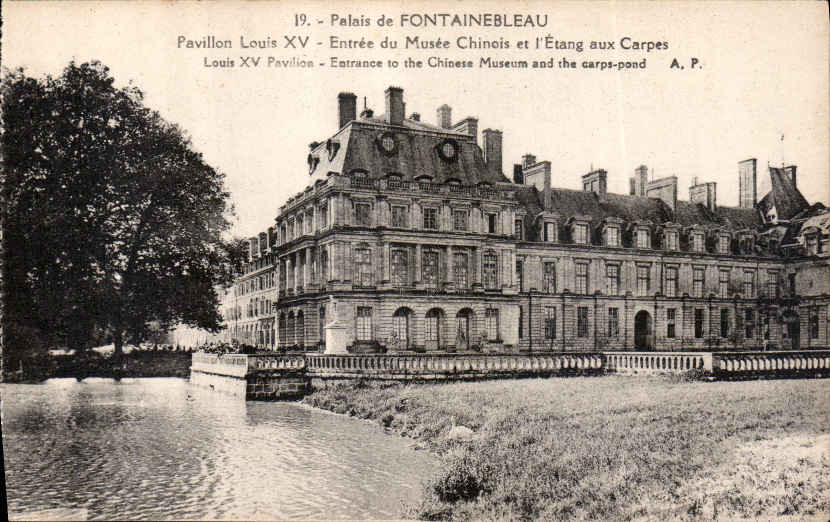 Palais de FONTAINEBLEAU — Pavillon Louis XV - Entrée du Musée Chinois et l'Étang aux Carpes — A. P.