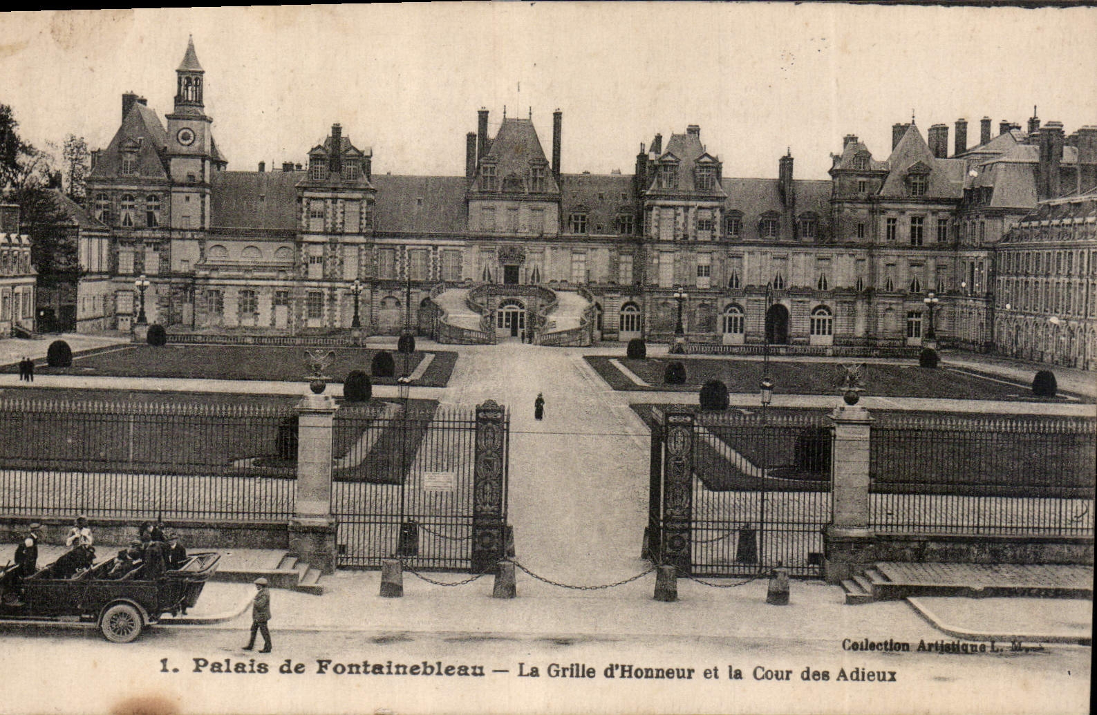 Palais de Fontainebleau — La Grille d'Honneur et la Cour des Adieux — Collection Artistique L. M.