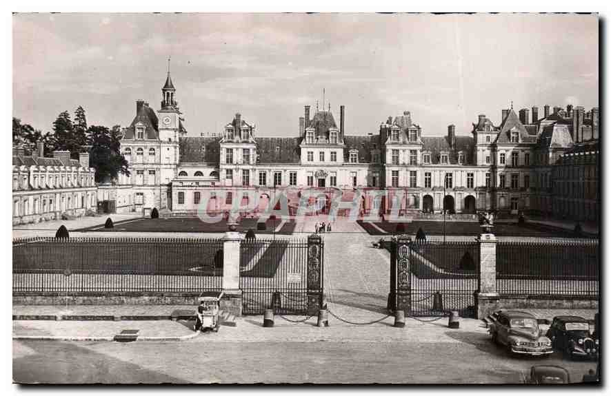 Château de Fontainebleau — La Grille d'Honneur et la Cour des Adieux — Graphphil