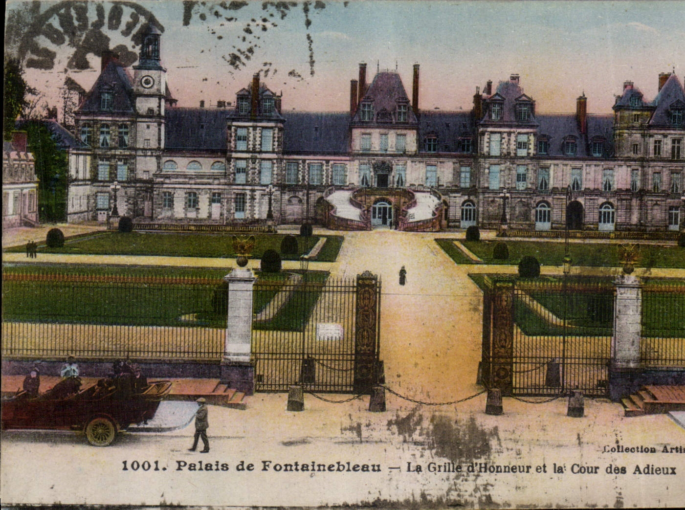 Palais de Fontainebleau — La Grille d'Honneur et la Cour des Adieux — Collection Artieux