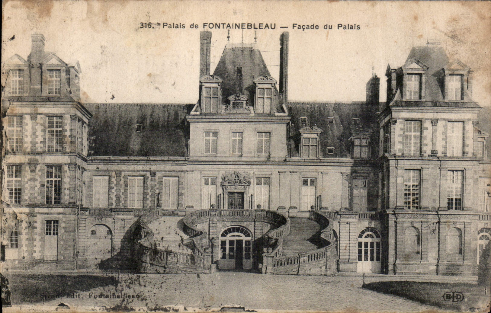Palais de FONTAINEBLEAU — Façade du Palais — éditeur : Henriot, Fontainebleau, n° 316