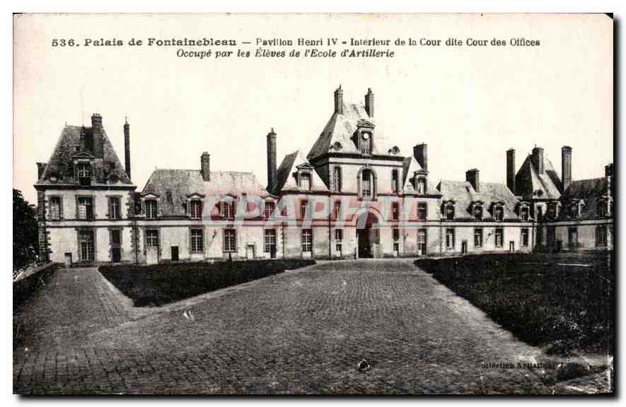 Palais de Fontainebleau — Pavillon Henri IV — Intérieur de la Cour dite Cour des Offices — Occupé par les Élèves de l'École d'Artillerie