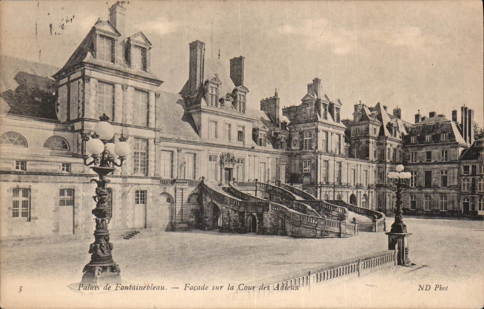 Schloss Fontainebleau — Fassade zum Cour des Adieux — ND Phot