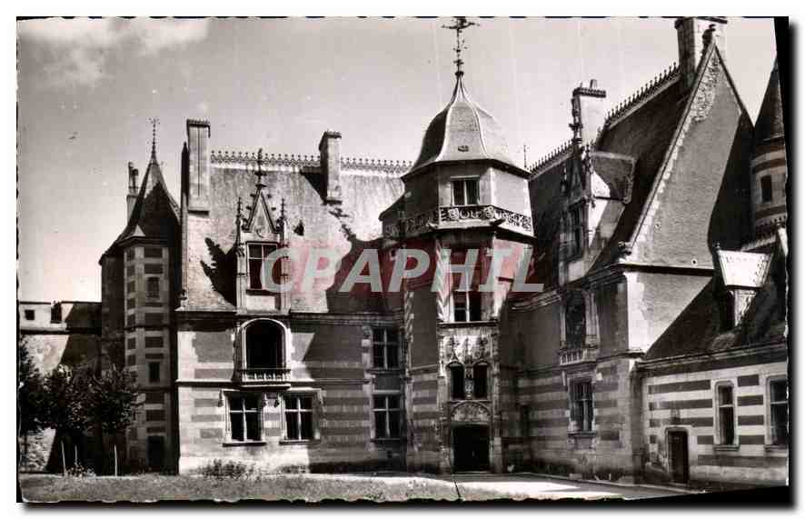 Château d'Ainay-le-Vieil (Cher) — Façade sur la Cour — Édition Studio J. Desfontaine, St-Amand (Cher)