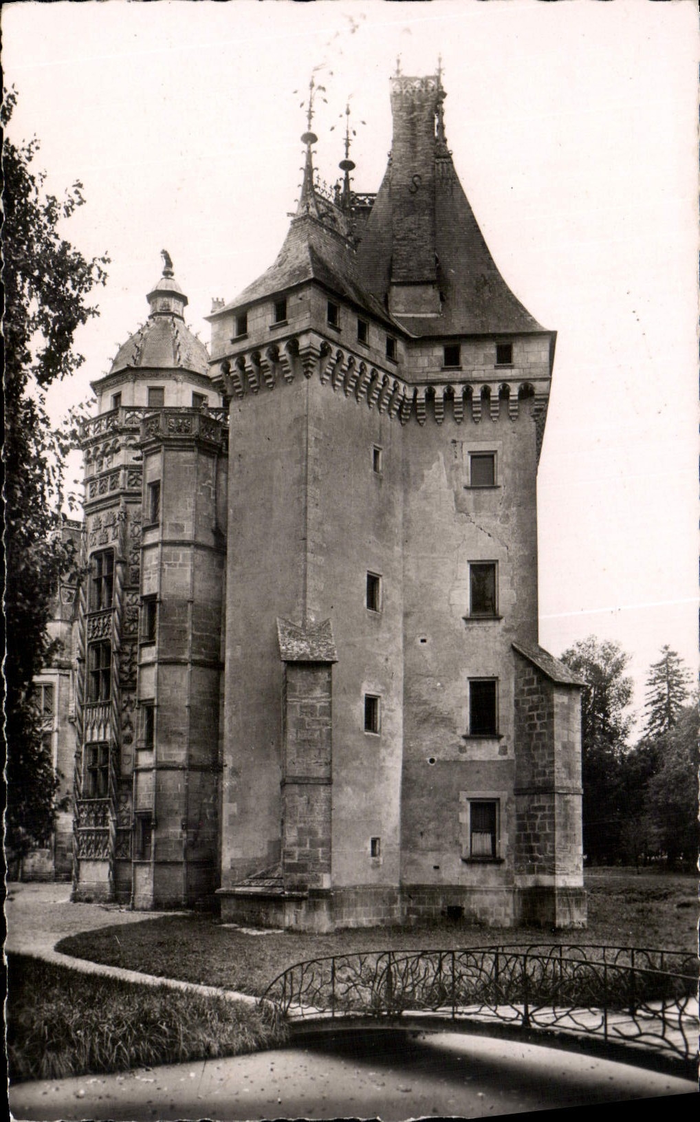 Château de Meillant (Cher) — Tour du Lion et des Sarrazins — Édition J. Destontaine, série 85