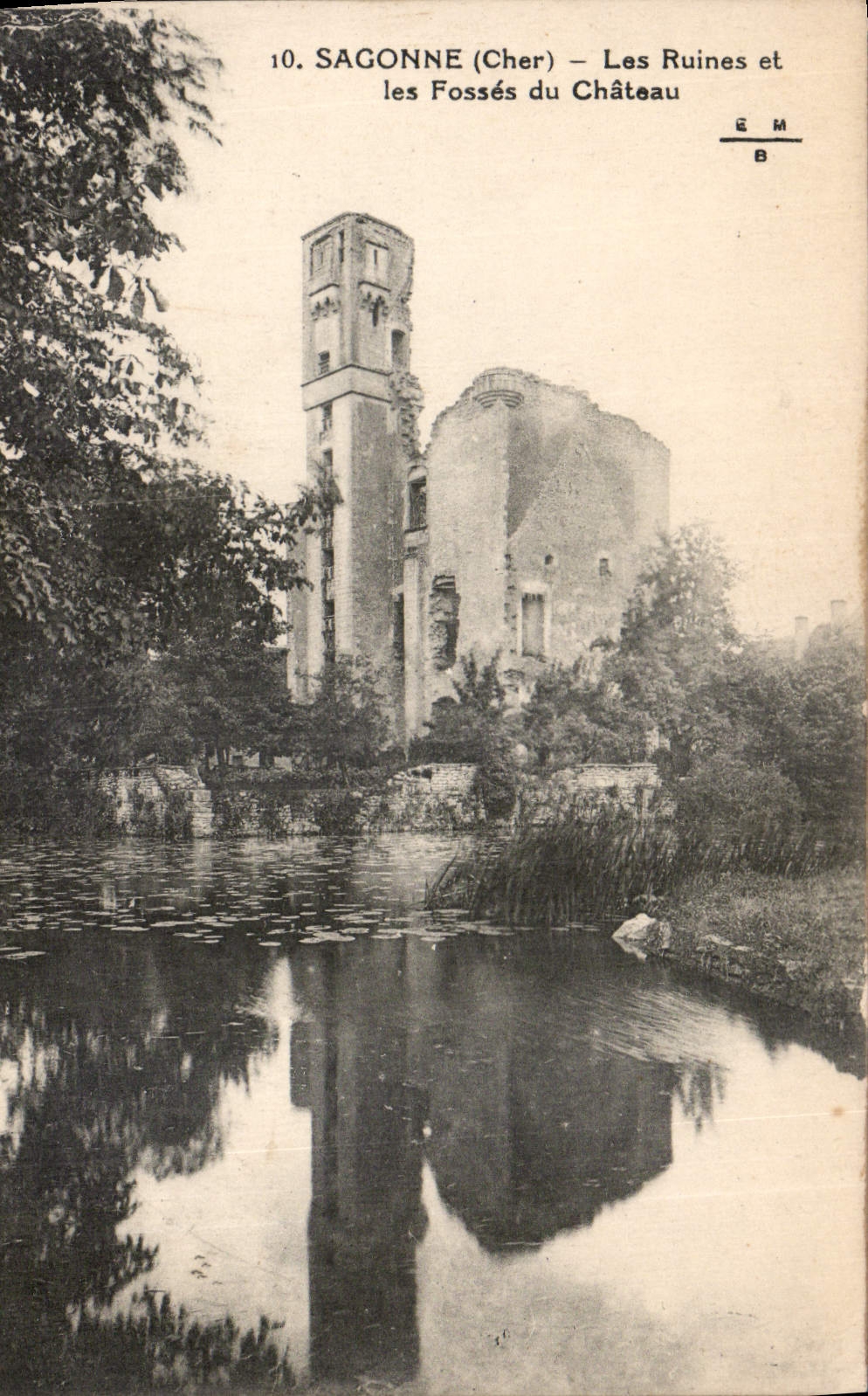 CPA Sagonne Cher Les Ruines et les Fosses du Chateau 