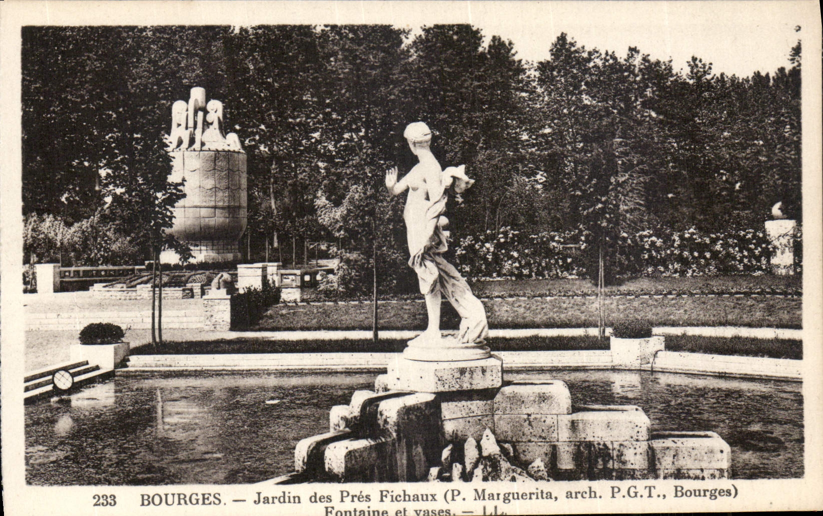 Bourges — Jardin des Prés Fichaux — Fontaine et vases (P. Marguerita, arch. P.G.T., Bourges)