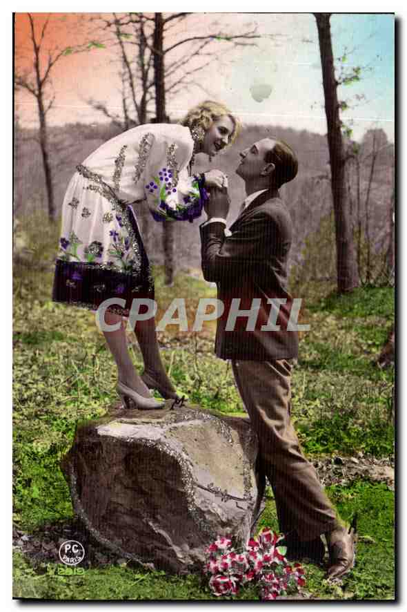 Jeune femme en robe folklorique et homme en costume — scène de demande en mariage dans un bois — PC PARIS 2819