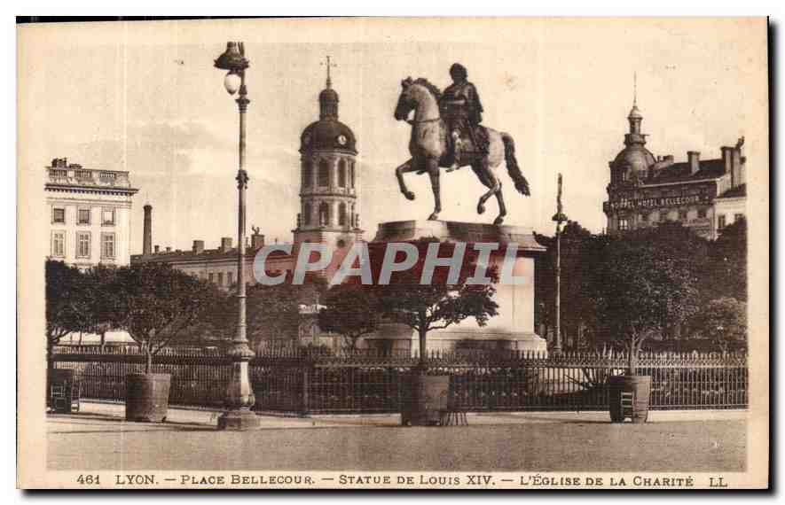 CPA Lyon Place Bellecour Statue de Louis XIV l'Eglise de la Charite 