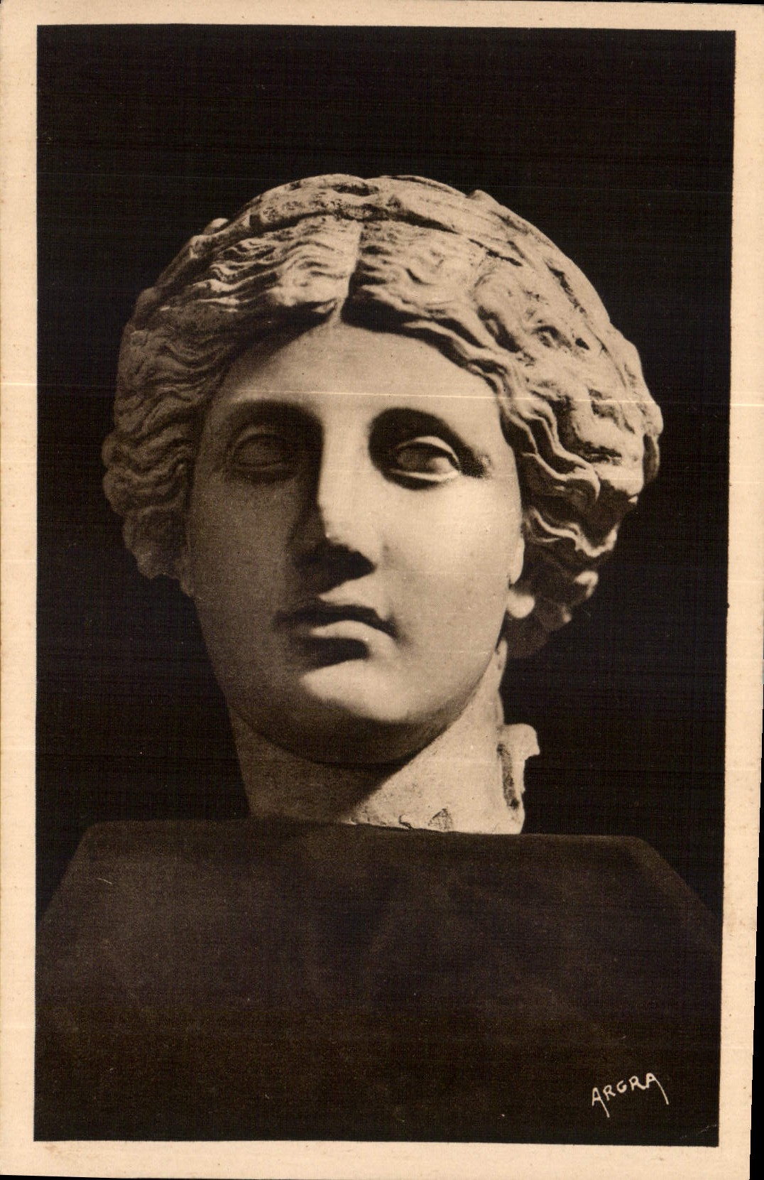 CPA Vaison la Romaine Tete de Venus Lauree Trouvee dans la Malson des Messil marbre du Musee municip