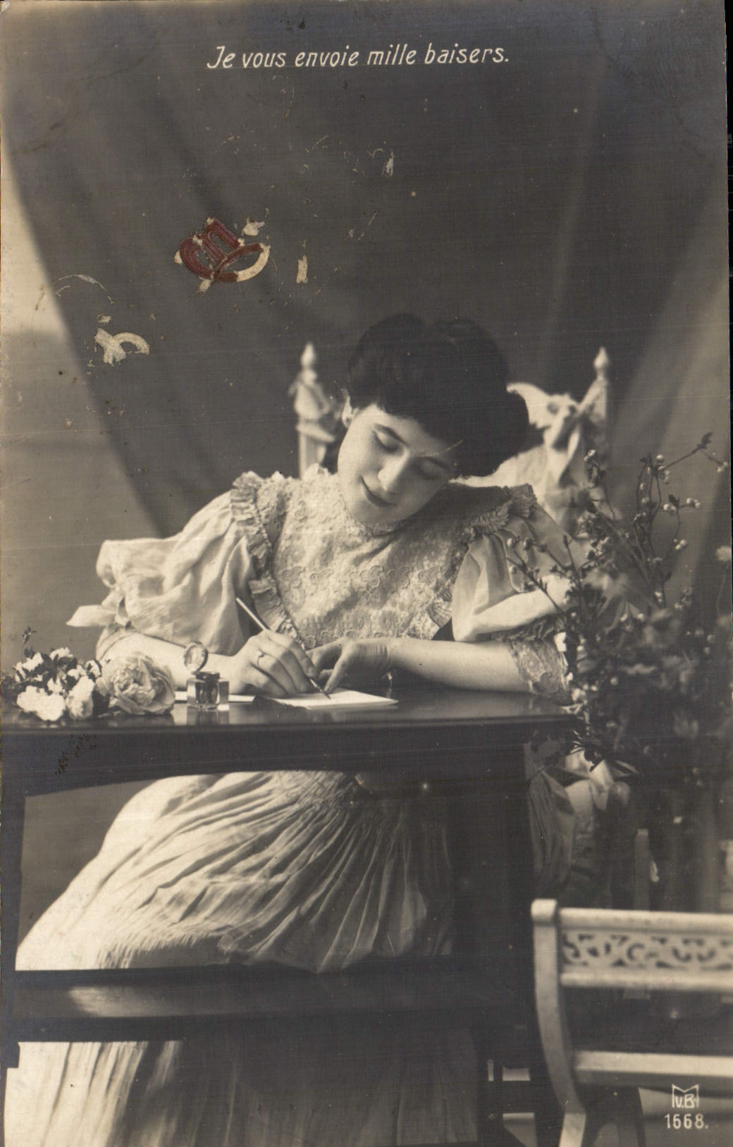 Femme écrivant une lettre — carte postale imprimée — Imprimeries Réunies de Nancy n°1668