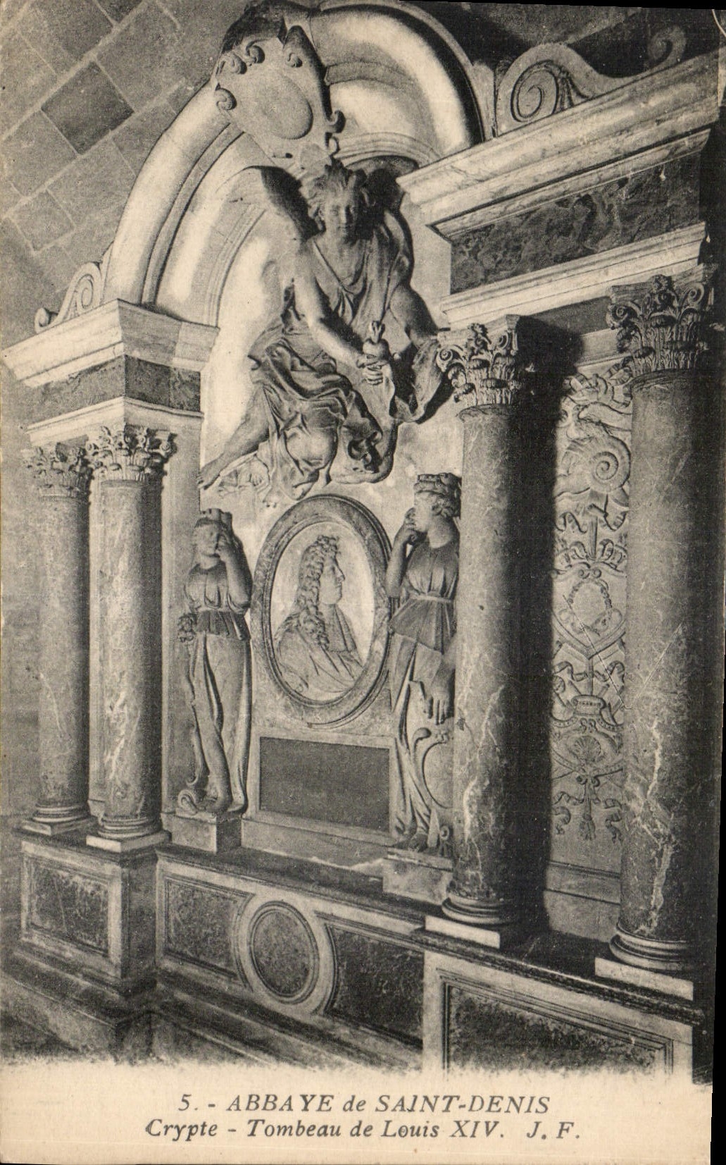 CPA Abbaye de Saint Denis Crypte Tombeau de Louis XIV 