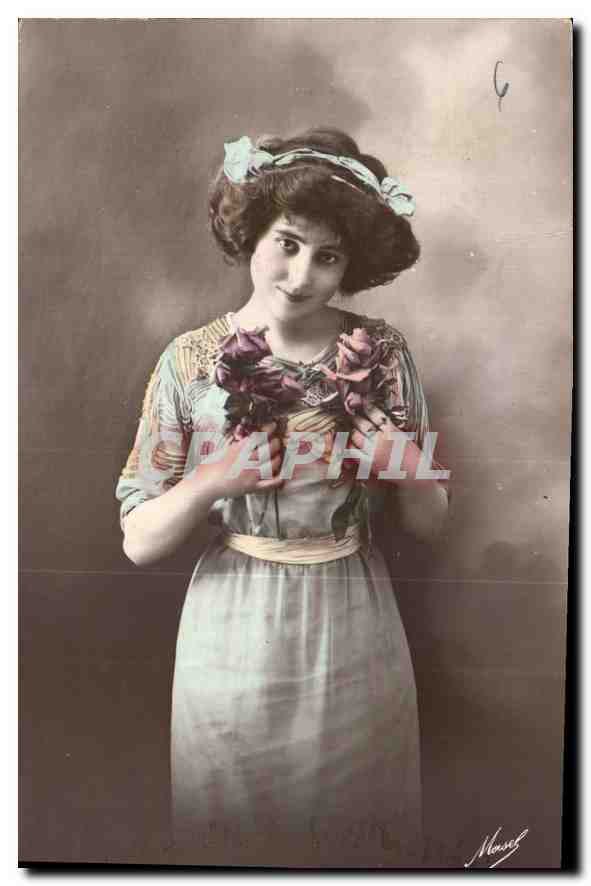 Jeune femme en robe à motifs — tenant un bouquet de roses — éditée par Maure