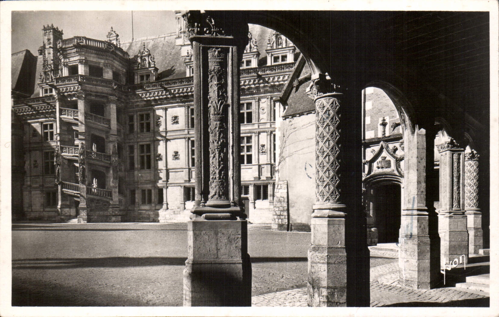 Blois (Loir-et-Cher) — Le château, vue de la galerie de l'aile Louis XII — Éditions d'Art Martel