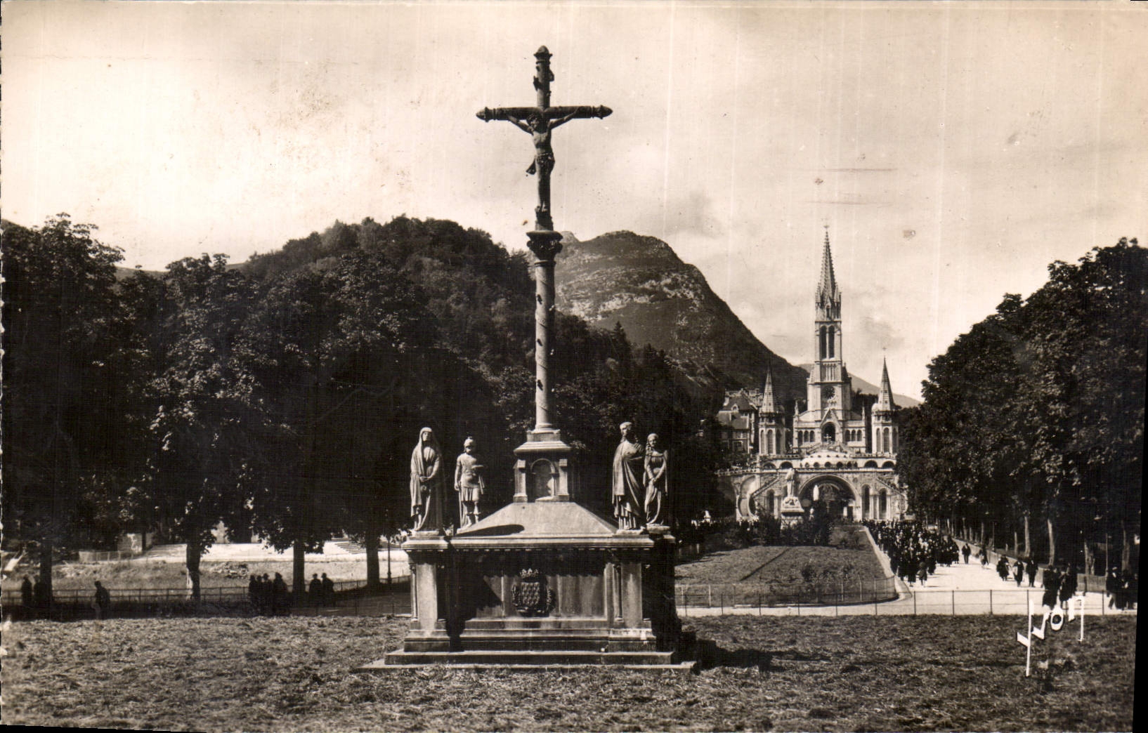 CPA Lourdes Htes Pyrenees le Calvaire des Bretons et la Basilique 