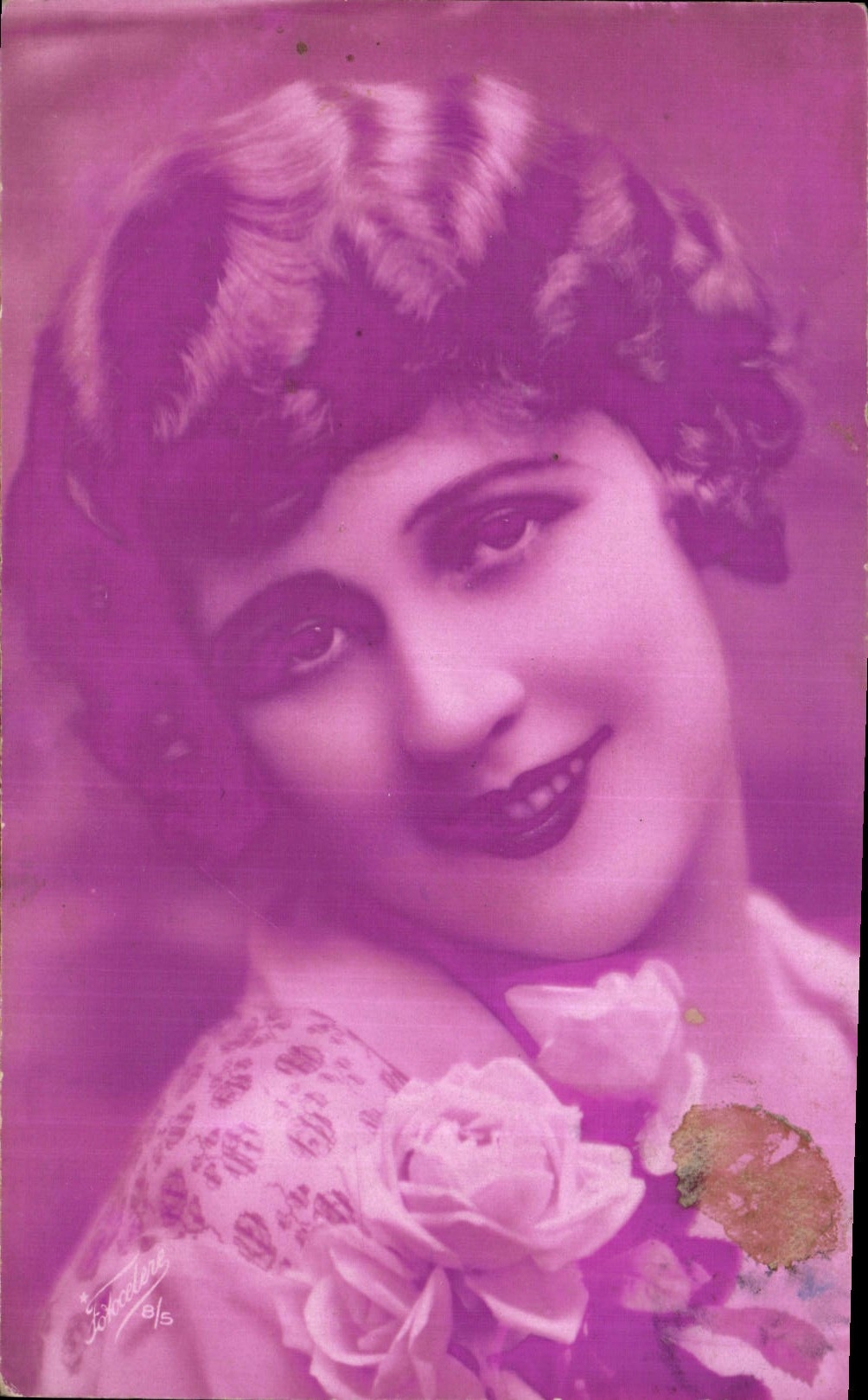 Jeune femme souriante — portrait en teinte violette — Johncolane, n° 15