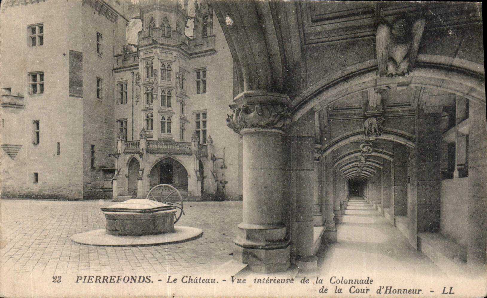 CPA Pierrefonds le Chateau vue interieure de la Colonnade de la Cour d'Honneur 