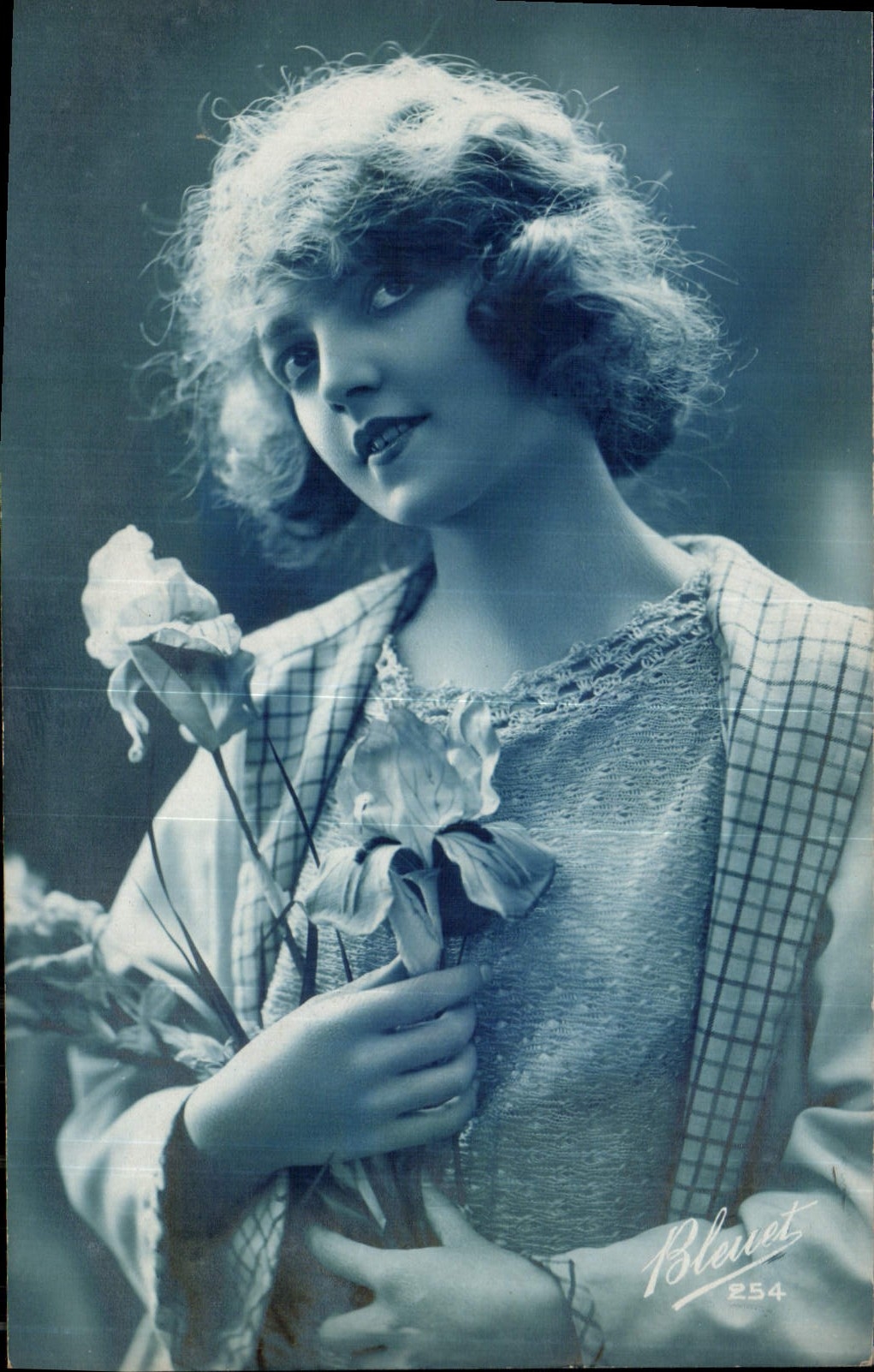Jeune femme — portrait — Bleuet 254