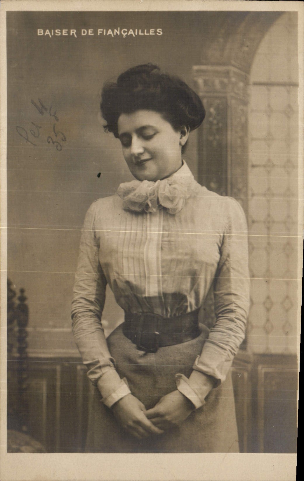 CPA Baiser de Fiancailles Femme