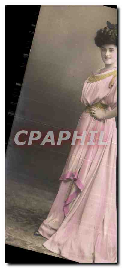 Jeune femme en robe rose — époque 1900 — éditeur non identifié