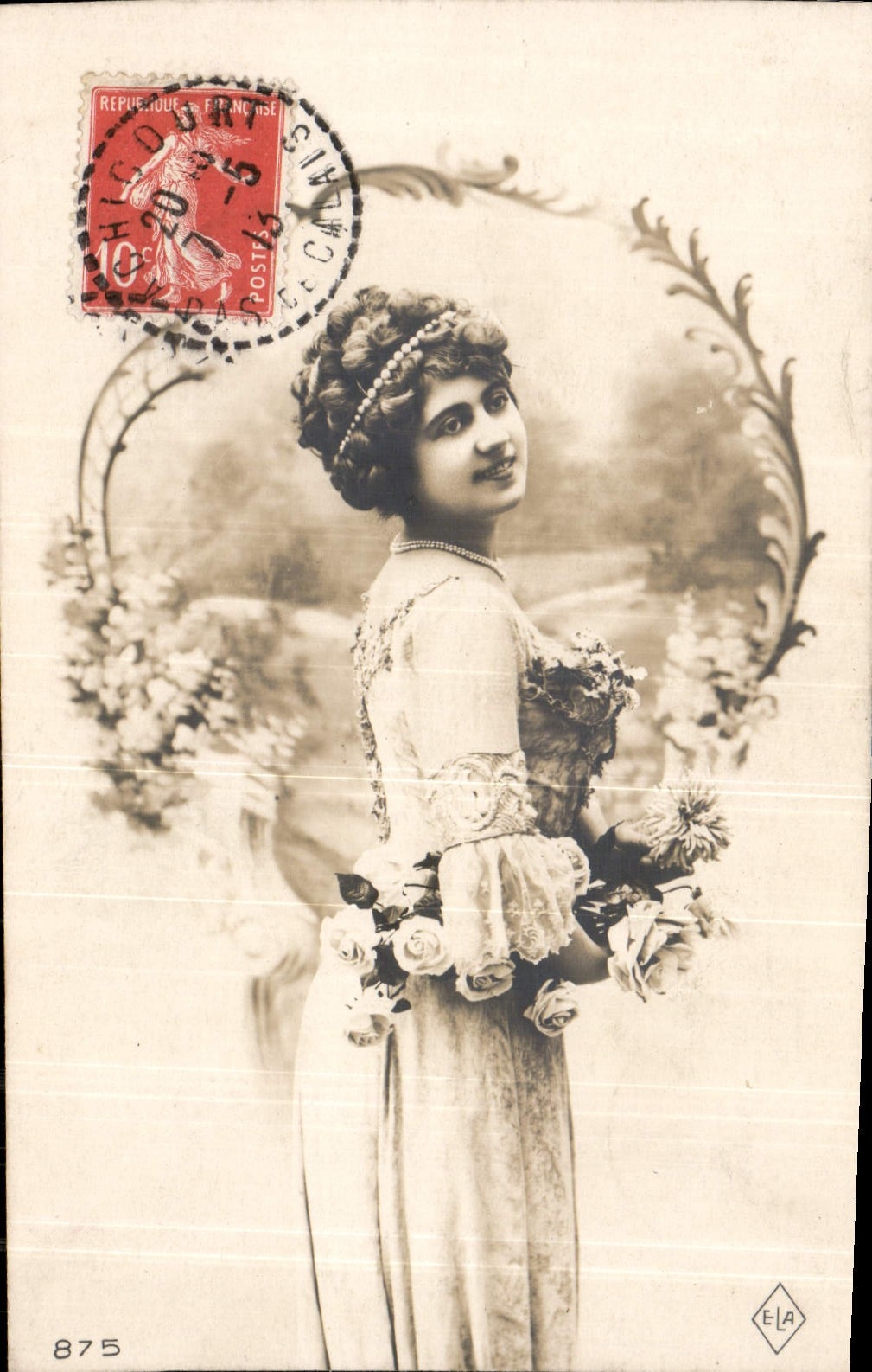 Jeune femme en robe élégante — avec bouquet — éditeur E.L.A. n°875