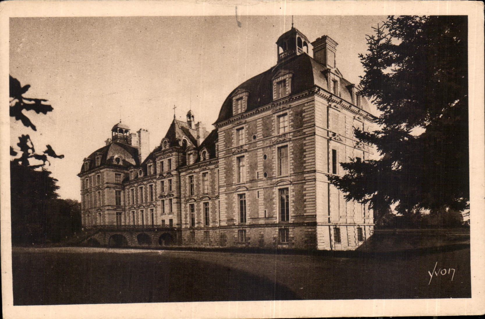 Château de Cheverny — Vue d'ensemble (Façade Nord) — Éditions d'Art YVON, Paris