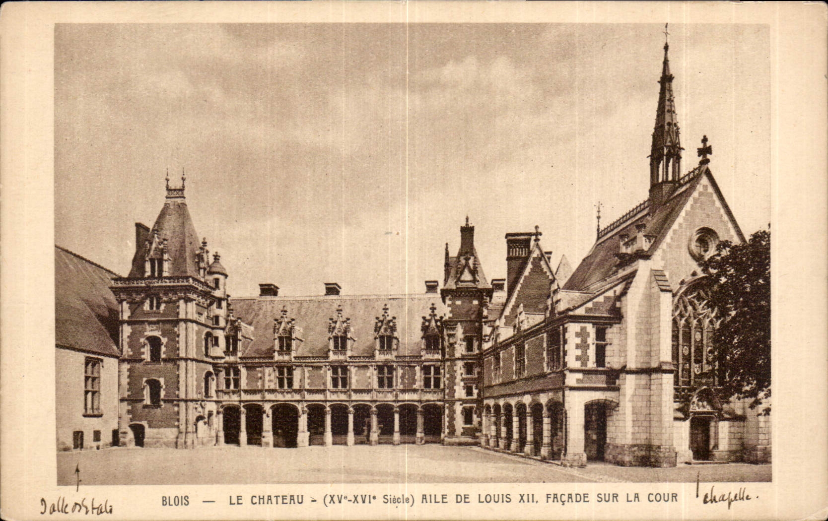 CPA Blois le Chateau XV XVI siecle Aile de Louis XII Facade sur la Cour 