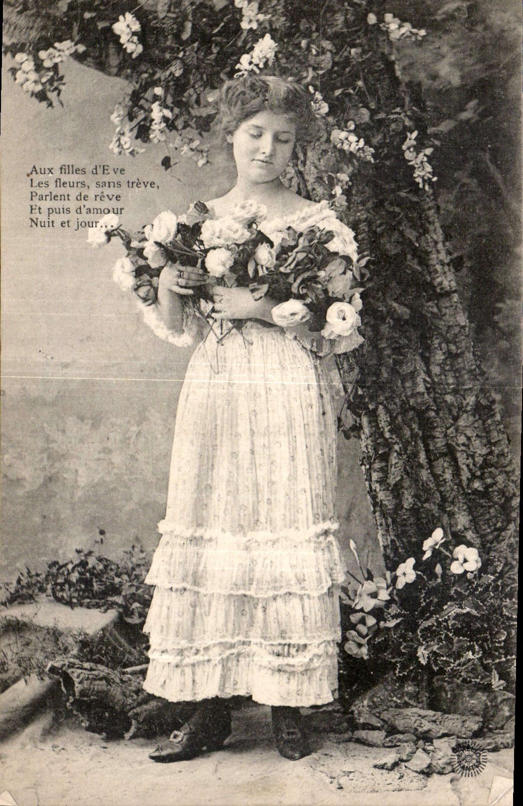 CPA Aux Filles d'Eve les fleurs sans treve parlent de reve et puis d'amour Nuit et jour Femme