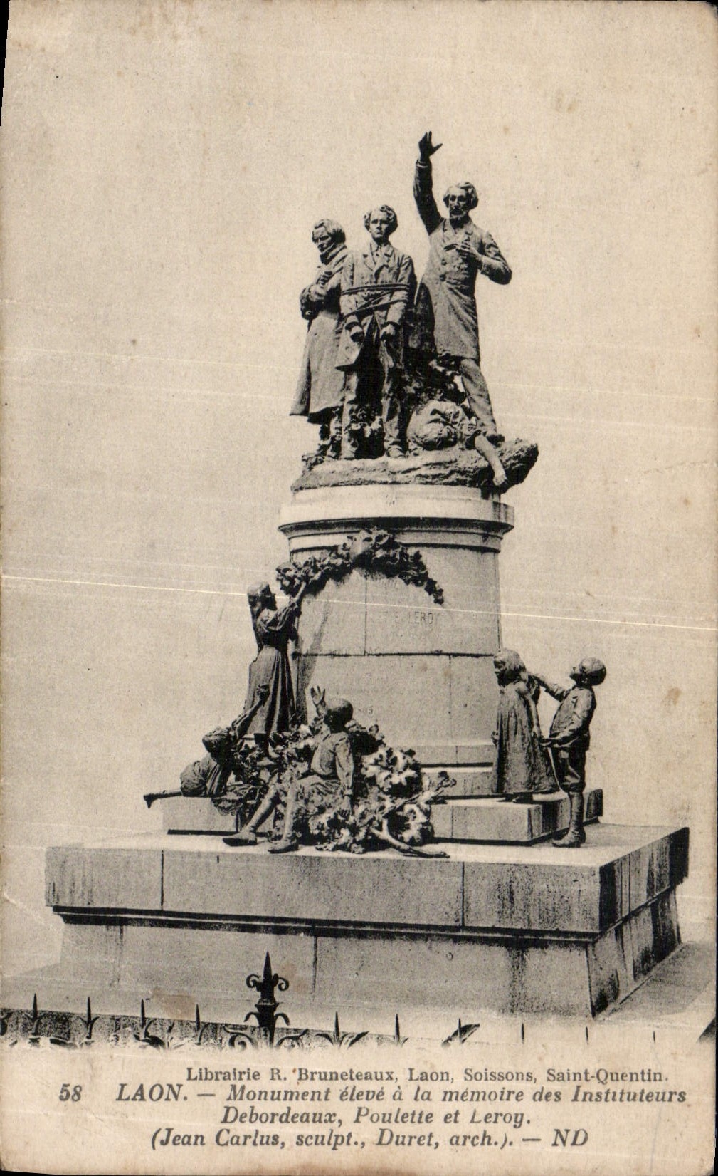 CPA Laon Monument eleve a la memoire des instituteurs Debordeaux Poulette et Leroy Jean Carlus sculp