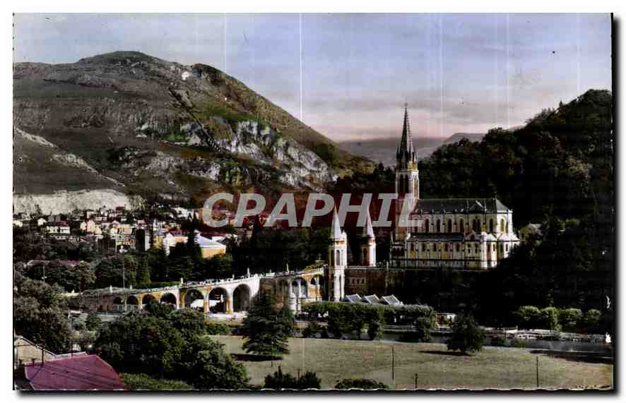 CPA Lourdes la Basilique et le Pic du jer 