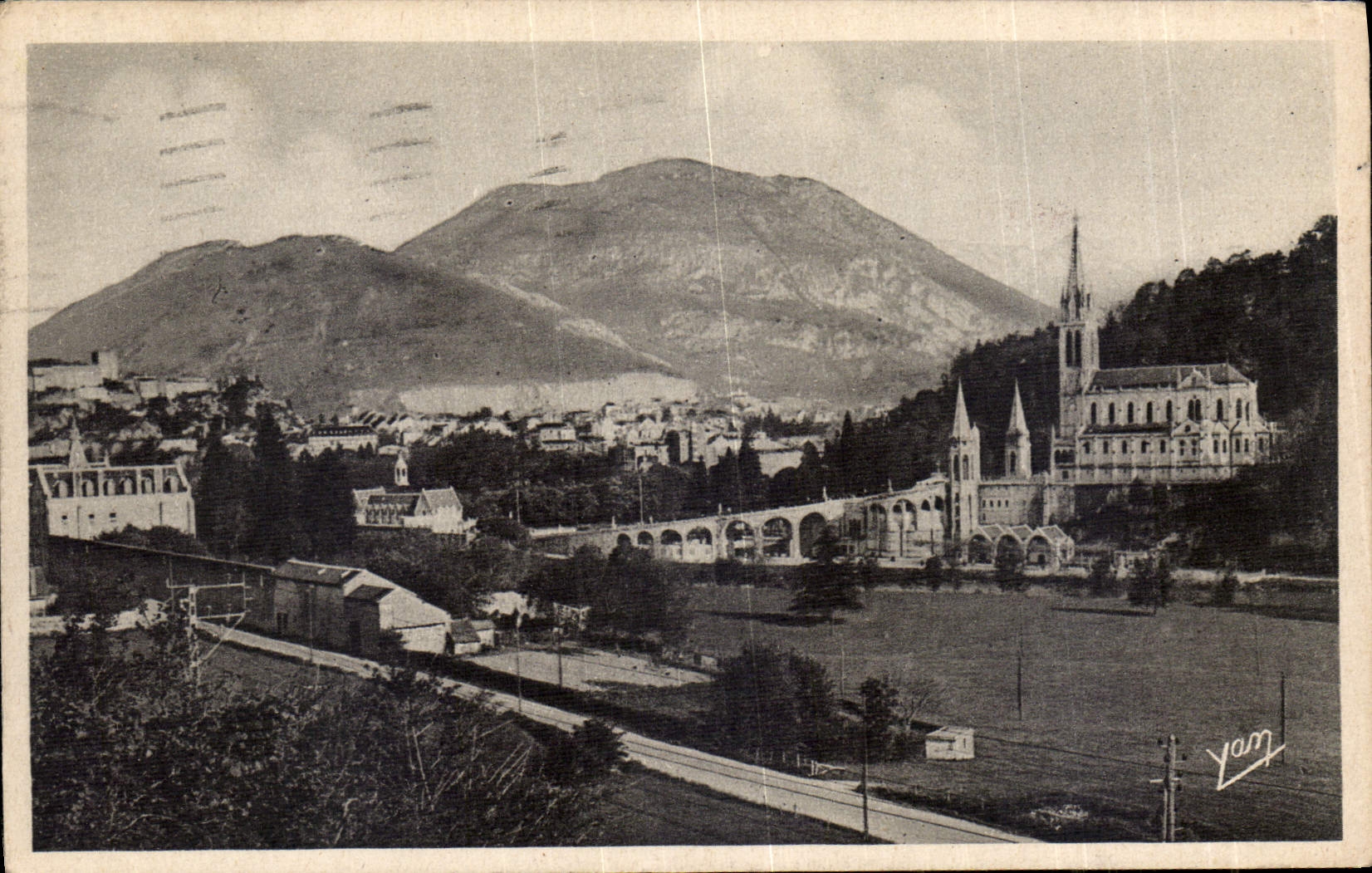 CPA Lourdes la basilique et le pic du Jer 