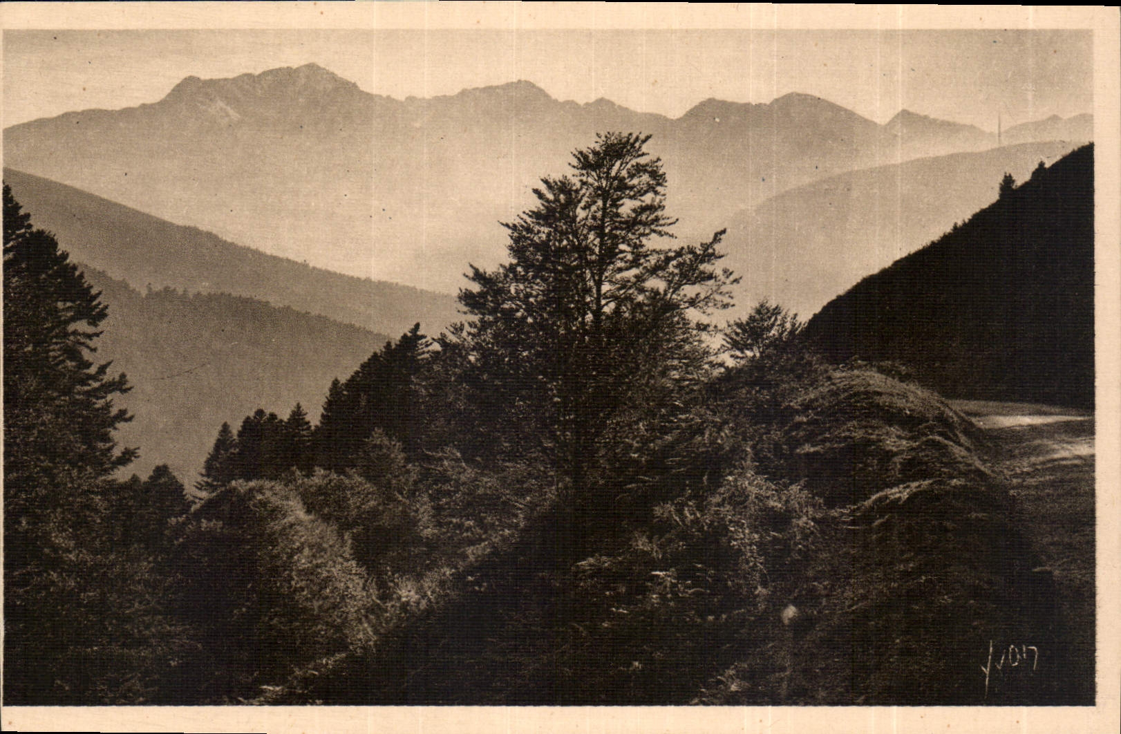 Les Pyrénées — Bagnères-de-Bigorre (Massif de l'Arbizon, 2831 m) — Les Éditions d'Art YVO, Paris