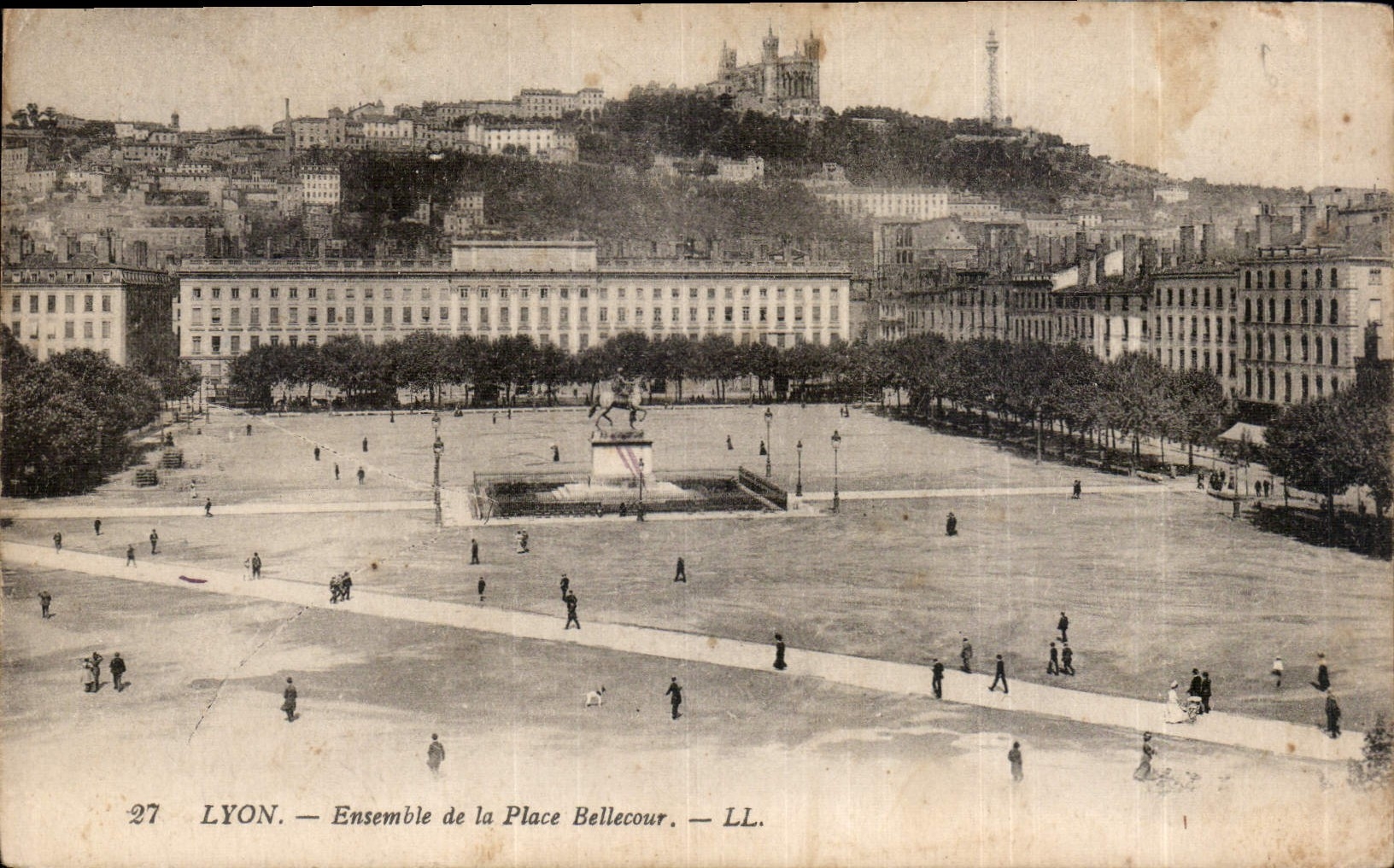 CPA Lyon Ensemble de la Place Bellecour 