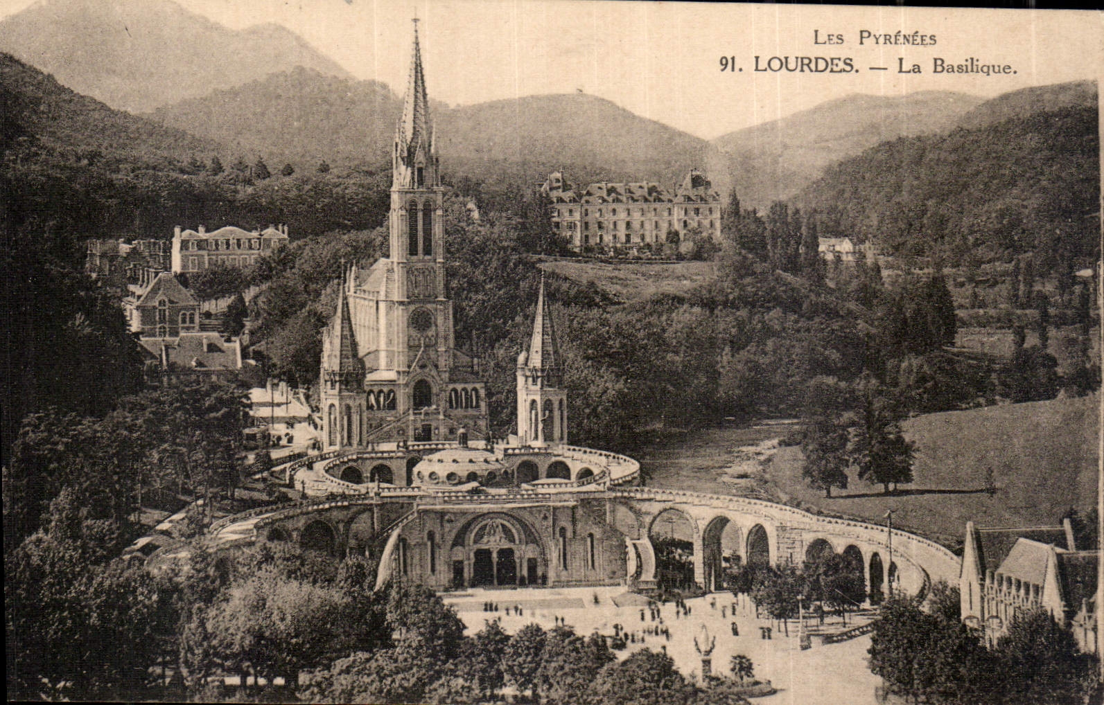 CPA Les Pyrenees Lourdes la Basilique 