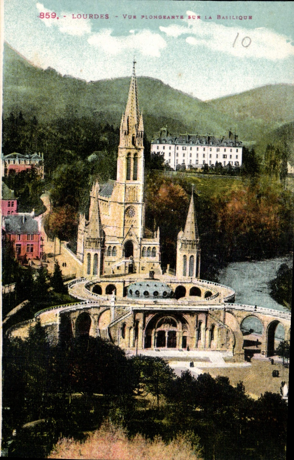 CPA Lourdes vue plongeante sur la Basilique 