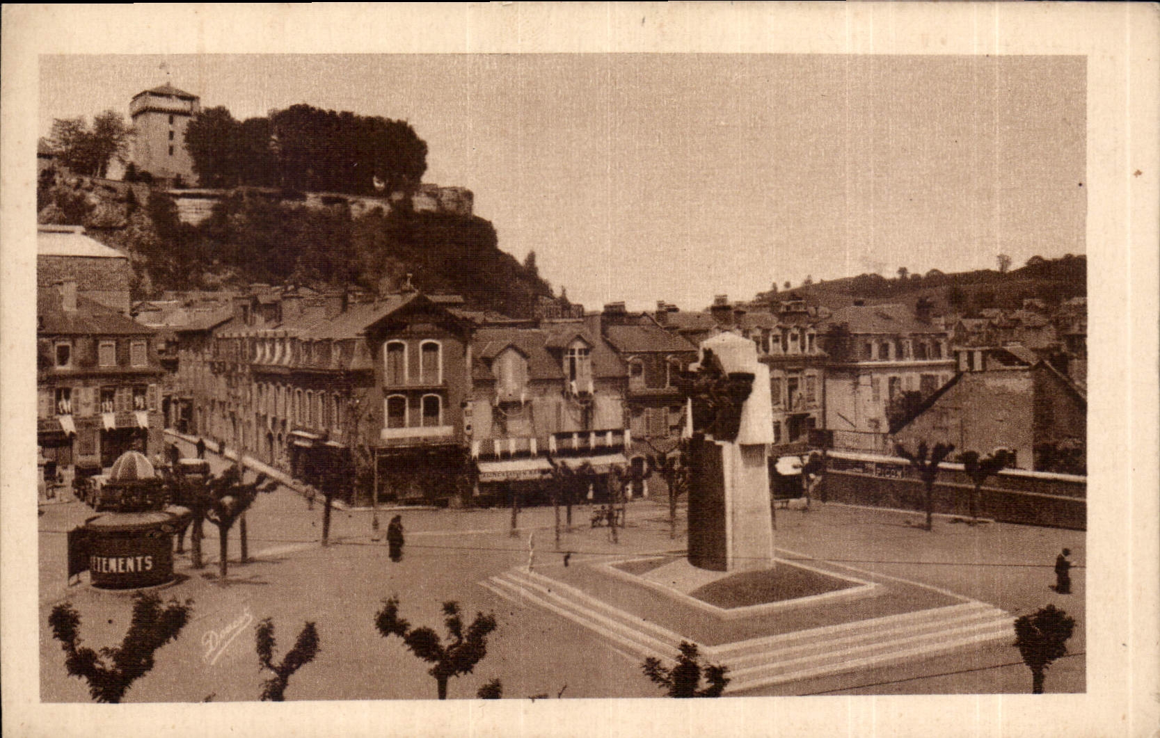 CPA Lourdes la Place Peyramale et le Chateau Fort 