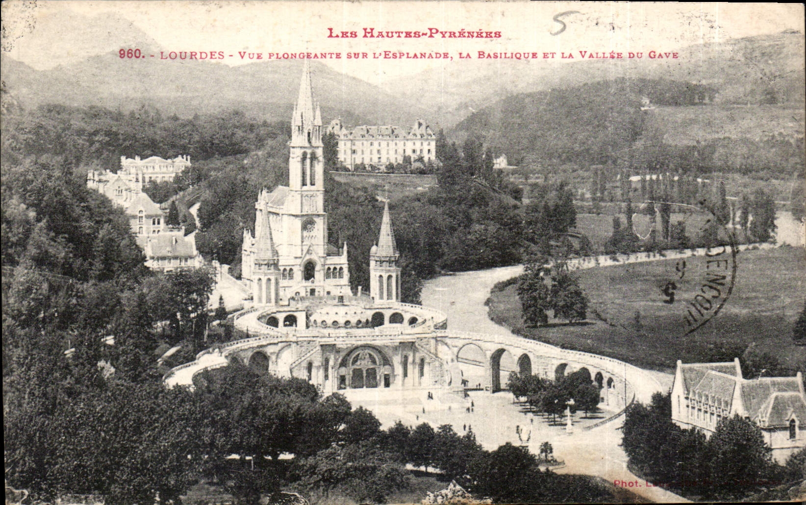 CPA Les Hautes Pyrenees Lourdes vue plongeante sur l'Esplanade la Basilique et la Vallee du Gave 