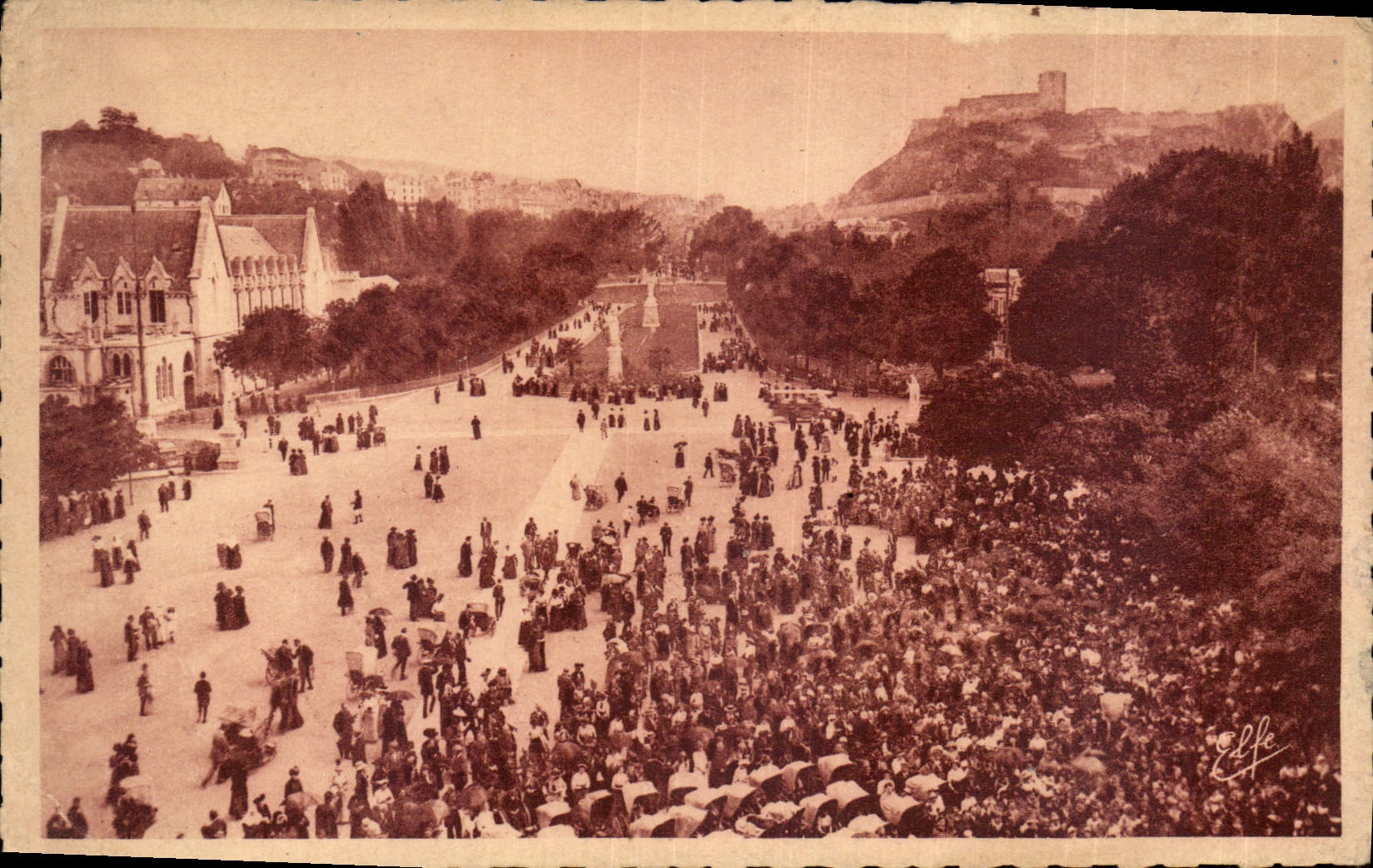 CPA Lourdes la foule sur l'Esplanade 