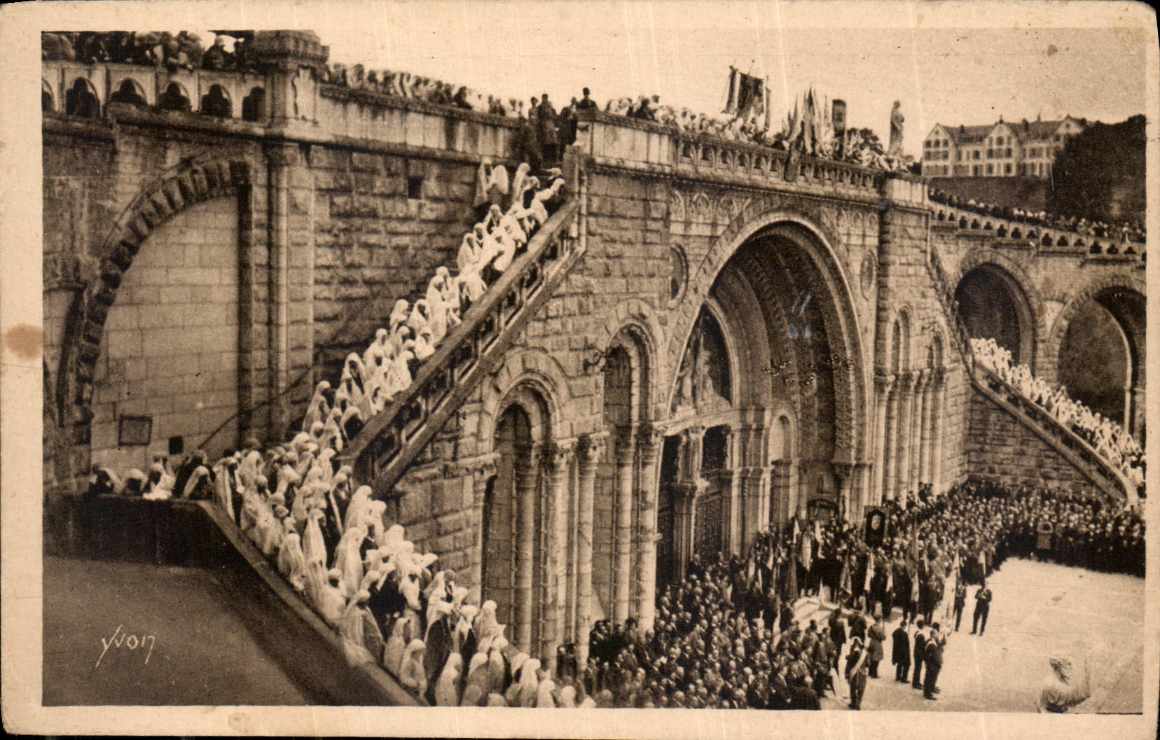 CPA La Douce France Lourdes Hautes Pyrenees l"Eglise du Rosaire au cours d'une Procession 
