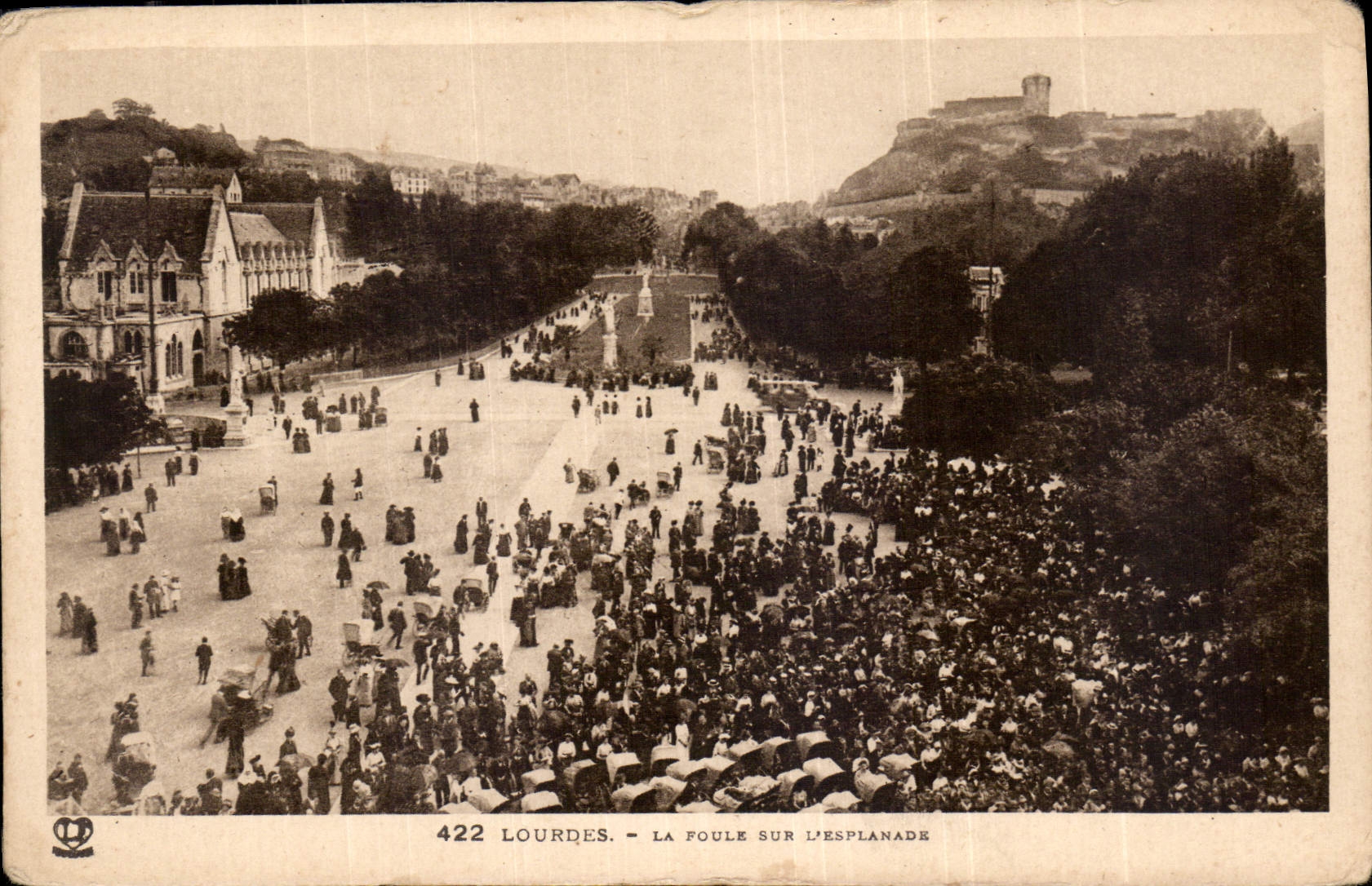 CPA Lourdes la Foule sur l'Esplanade 