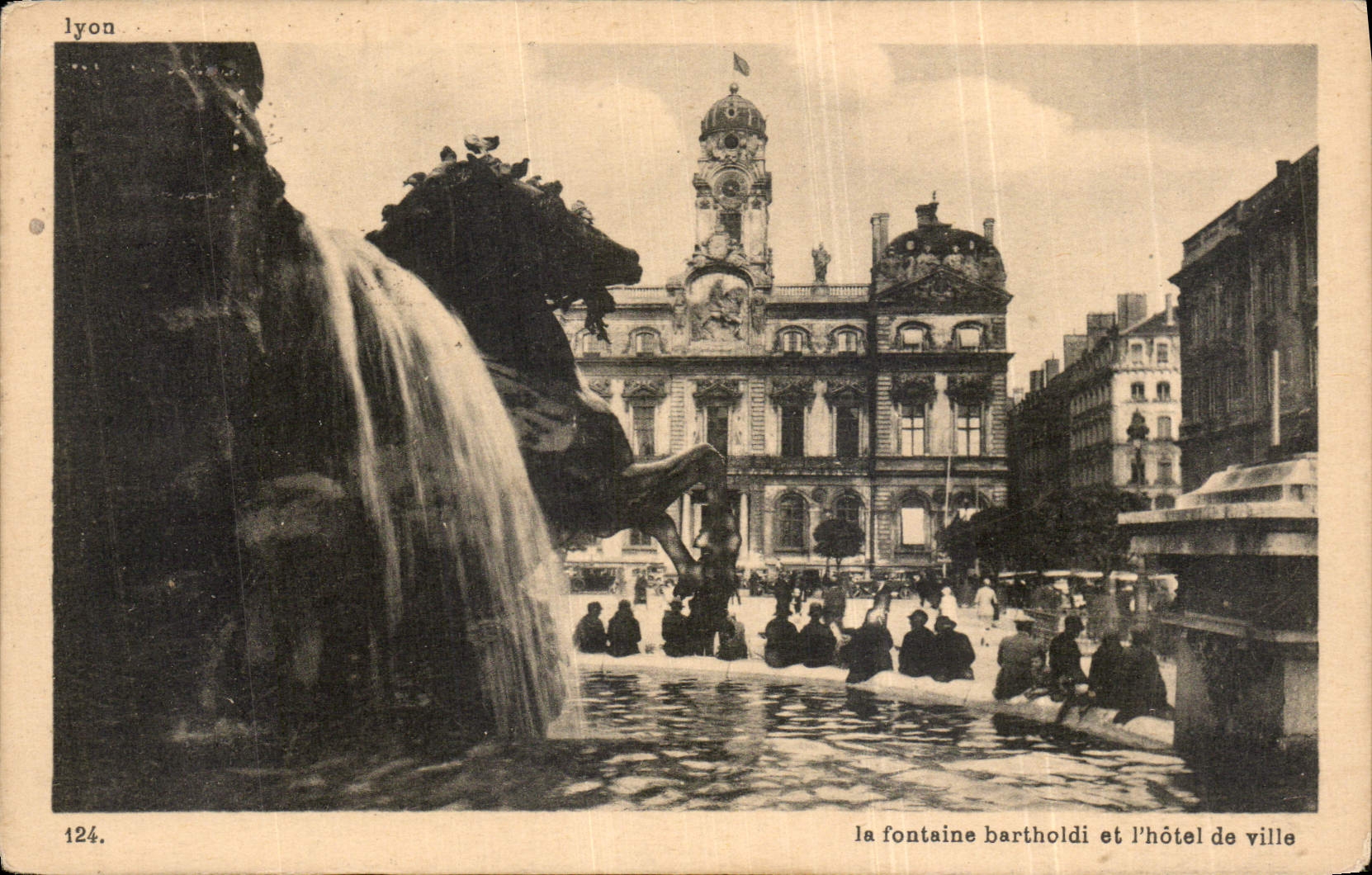 CPA Lyon la fontaine bartholdi et l'hotel de ville 