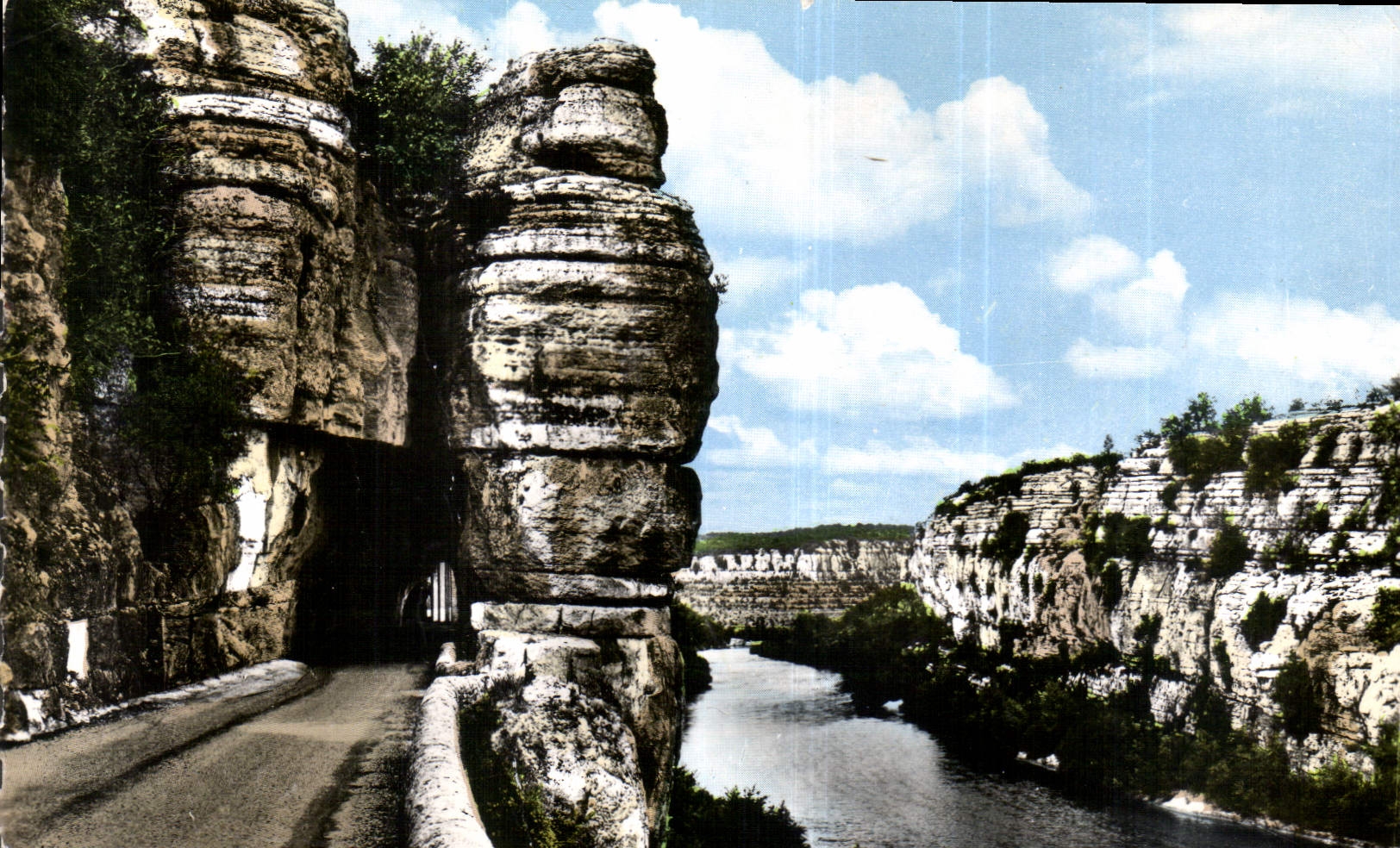 CPA Paysages du Vivarais les Gorges de l'Ardeche Entree du Defile de Ruoms 