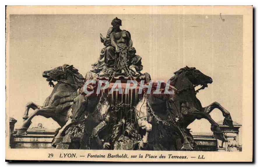 CPA Lyon Fontaine Bartholdi sur la Place des Terreaux 