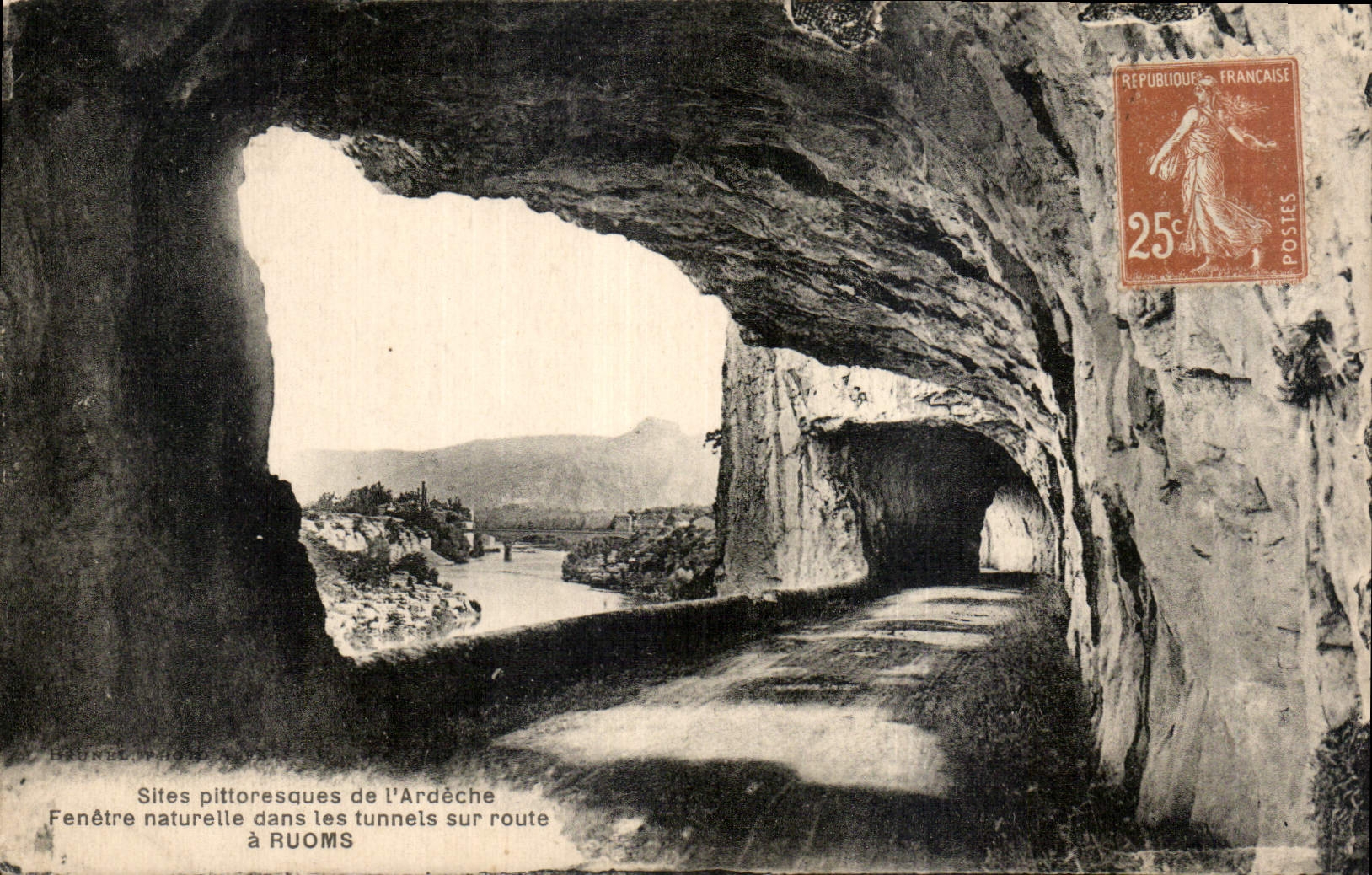 Fenêtre naturelle dans les tunnels sur route à Ruoms — Sites pittoresques de l'Ardèche