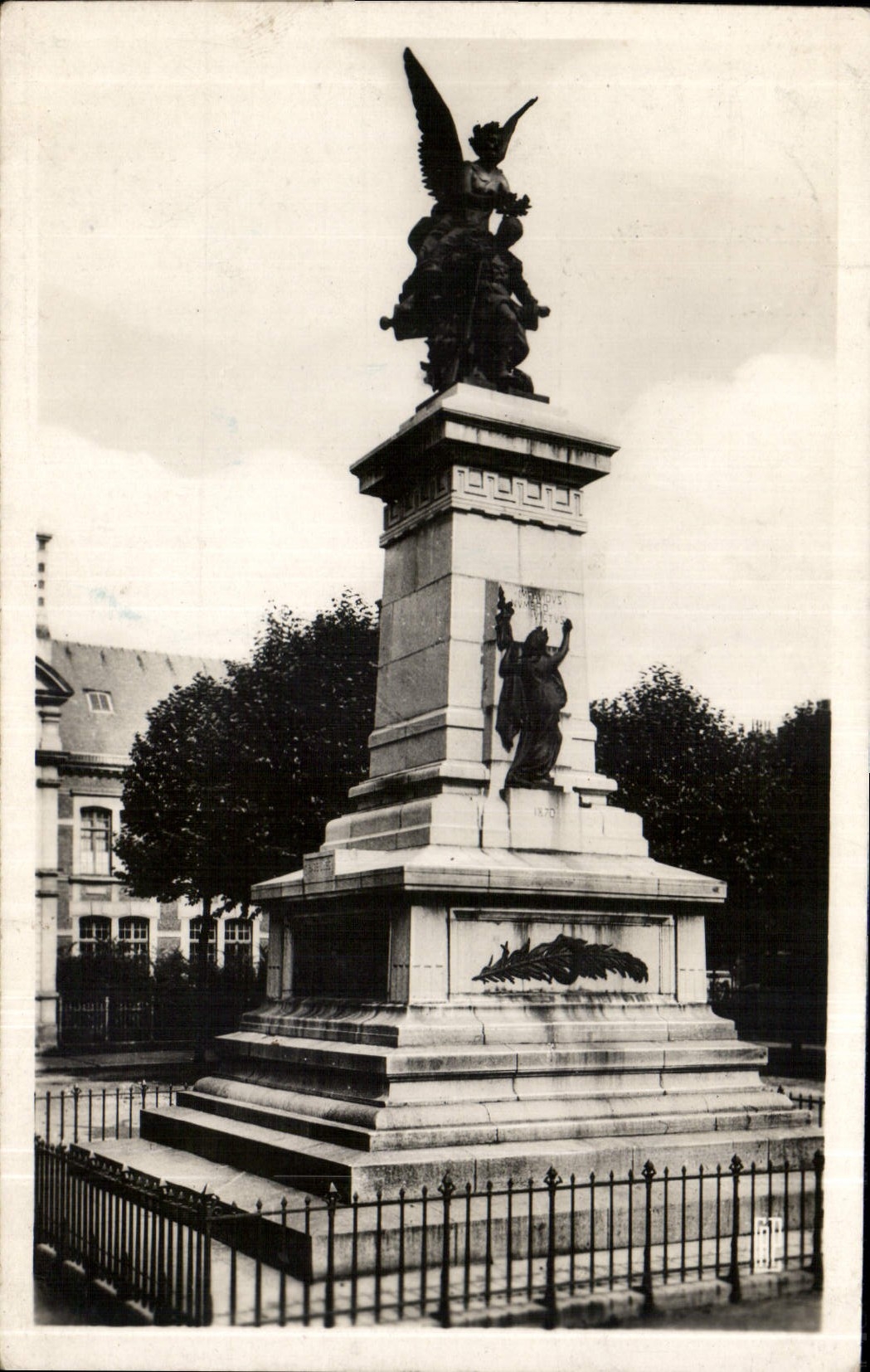 CPA Sedan Monument aux Soldant Morts en 1870 